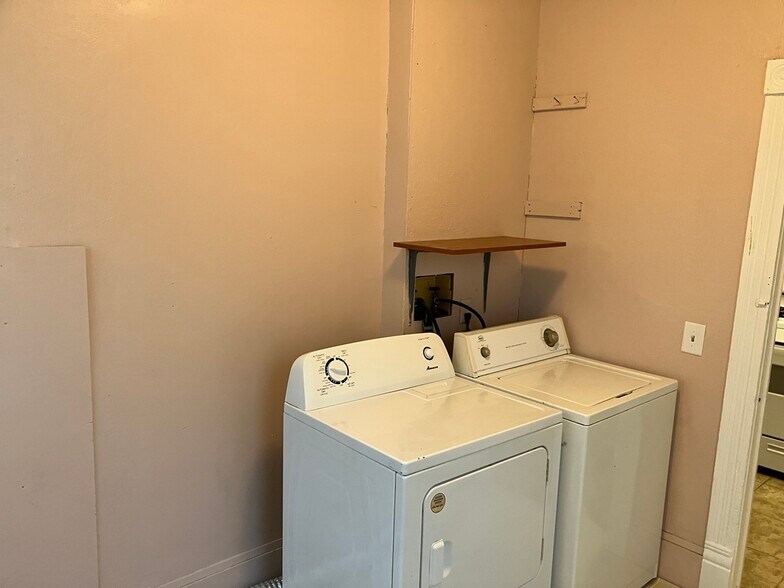 Building Photo - 1003 3rd St S