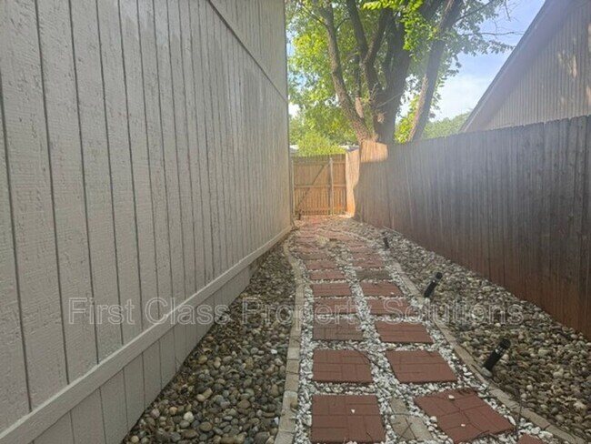 Building Photo - 1404 Mary Lee Ln