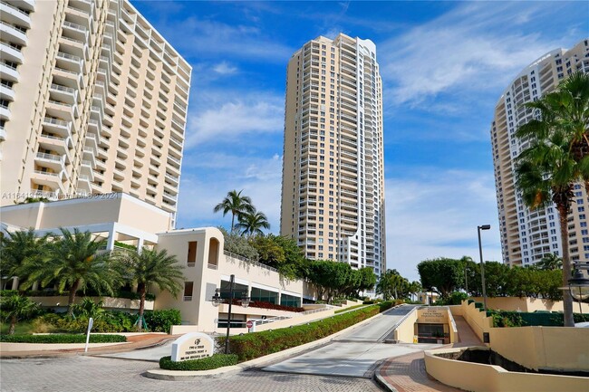 Building Photo - 848 Brickell Key Dr