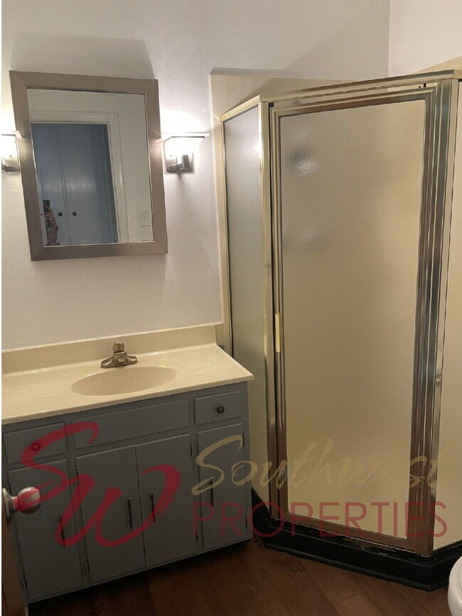 Building Photo - Lovely 3 bedroom home in established, quiet neighborhood