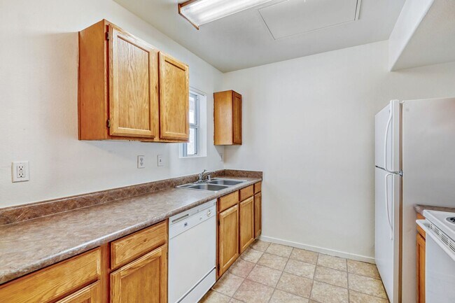 Building Photo - 1 Bedroom 2nd Floor Unit With Balcony!