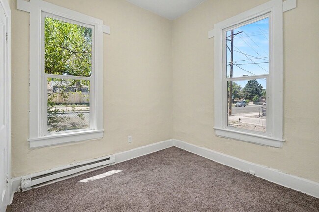 Building Photo - Charming 2 Bed / 1 Bath Duplex with Private Yard & Off-Street Parking