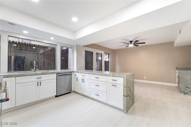 Building Photo - 968 Pinehurst Dr