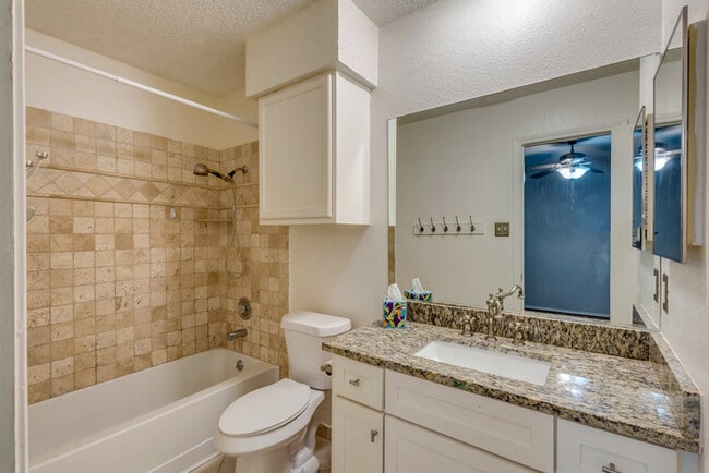 Building Photo - 9721 Holly Springs Dr