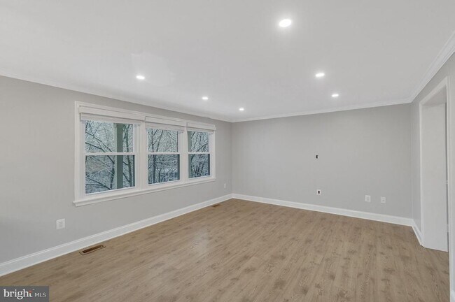 Building Photo - 16080 Deer Park Dr