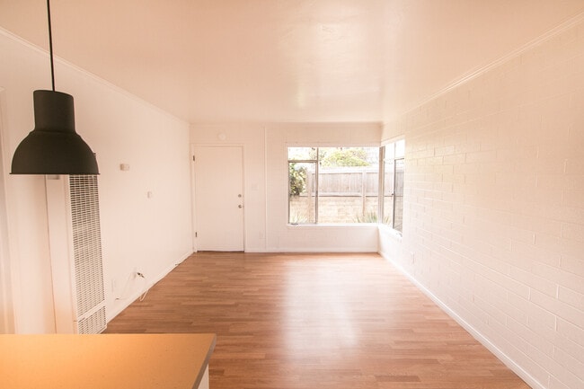 Building Photo - Charming 1br/1ba with Mid Century Touches in Ocean Beach/Point Loma