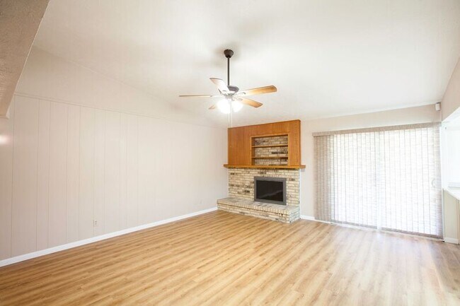 Building Photo - 921 Mossvine Dr