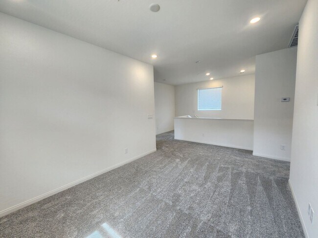 Building Photo - WOW Four Bedroom in North Summerlin!
