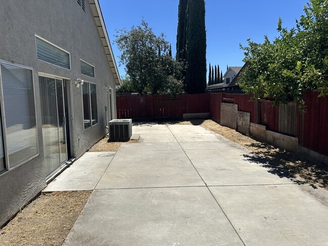 Building Photo - Modesto Cute 4 Bedroom 2 Bath Single Story...