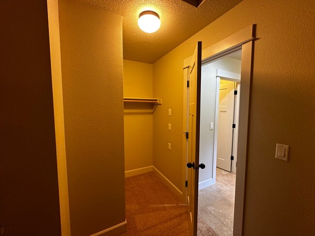 Building Photo - Beautiful 4-Bedroom Home in the Hills of W...