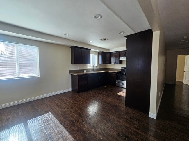 Building Photo - 75(611)