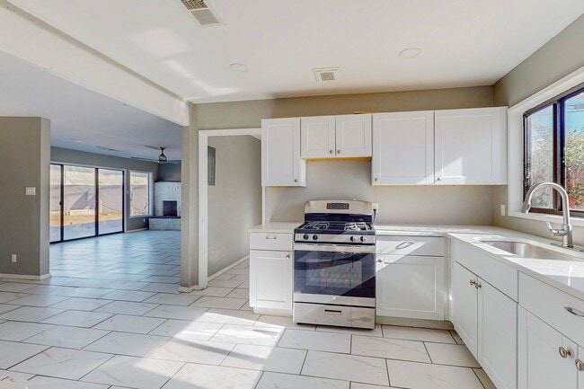 Building Photo - NE PUEBLO STYLE 3 Bedroom 2 Bath 1824/SF
