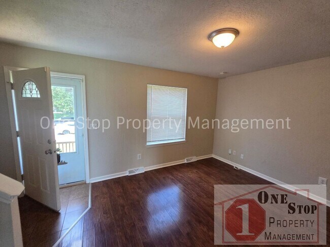 Building Photo - Updated 3 Bedroom, 1 Bathroom Duplex in Independence, MO