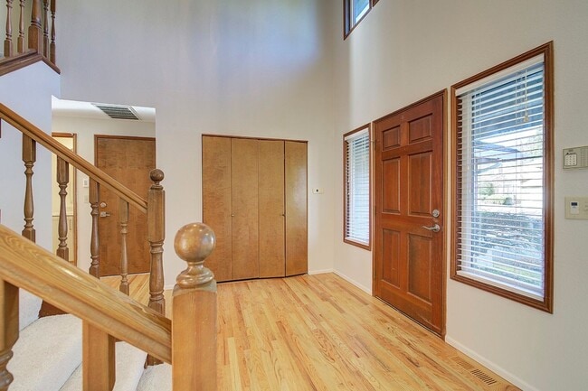 Building Photo - 4Bd/2.5Ba Renton House