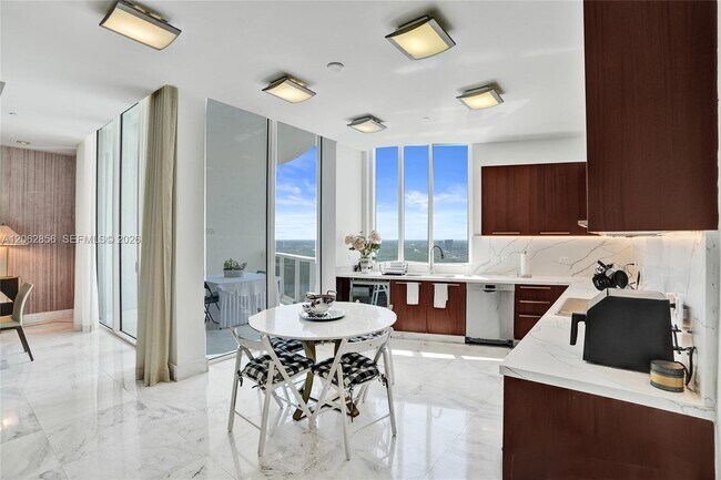 Building Photo - 16001 Collins Ave
