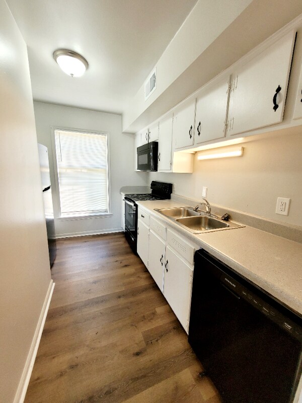 Building Photo - 8 Bainbridge Ave