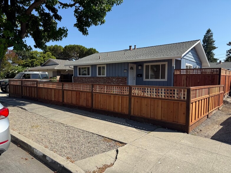Primary Photo - 1153 Sanchez Way
