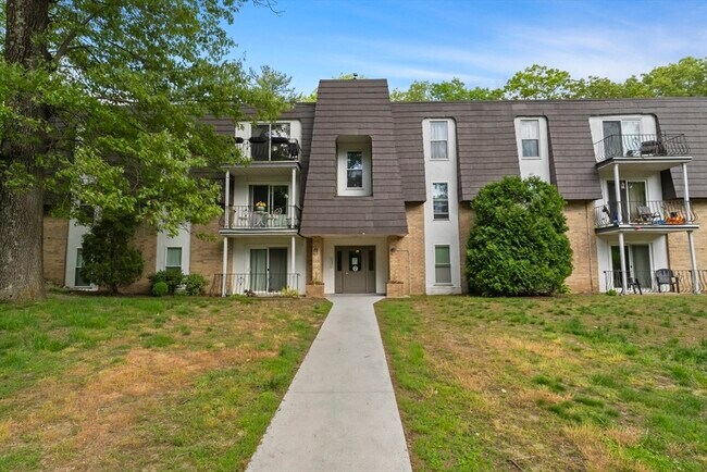 Building Photo - 7 Shadowbrook Ln