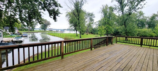 Building Photo - 41511 N Country Club Dr