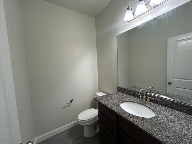 Building Photo - 3 Bedroom 2.5 Bathroom Townhome in Lehi!