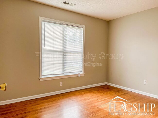 Building Photo - 3638 Highland Dr