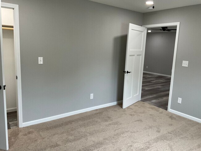 Building Photo - PRE LEASING- AVAILABLE JUNE 10TH - 3 Bedroom/2 Bathroom House In Frontenac