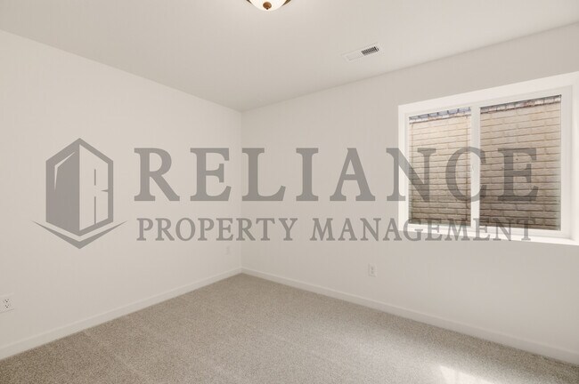 Building Photo - 5249 N Pinecrest Ct