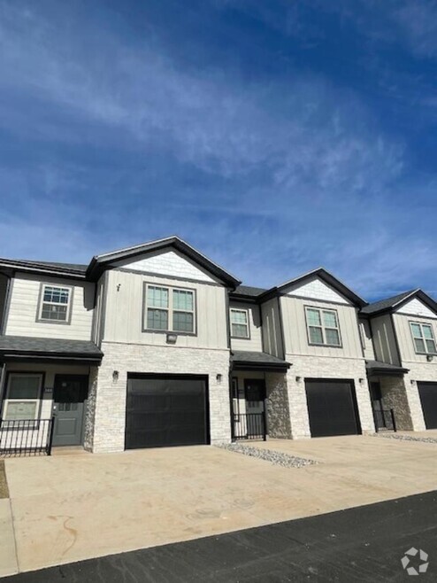 Building Photo - The Woods Townhomes