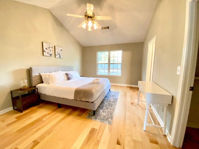 Building Photo - 6054 Lights Ferry Rd