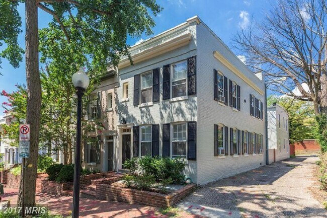 Front of Building - 1668 Avon Pl NW
