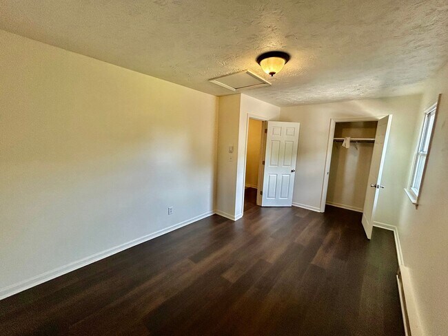Building Photo - FIRST MONTH HALF OFF - 2 Bedroom in Versailles!