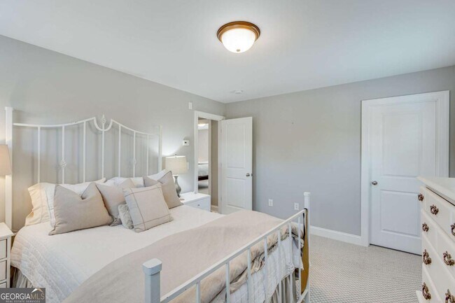 Building Photo - 131 Village Dr