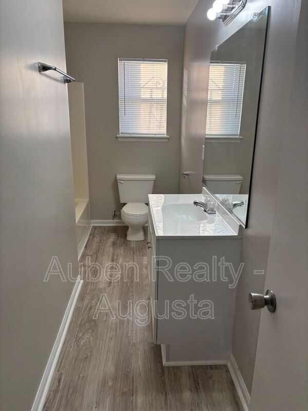 Building Photo - 2930 Dahlia Dr