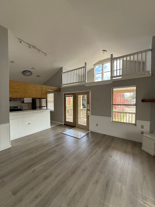 Building Photo - OSU North Campus 5 bedroom 2 bath apartment
