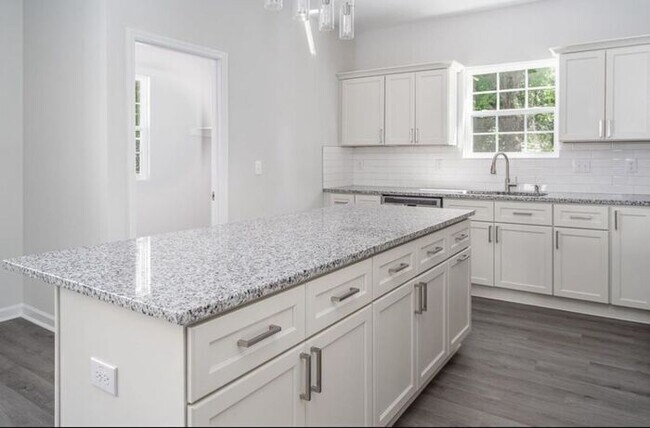 Building Photo - !! SPECIAL HALF OFF SECOND MONTH'S RENT!!! Updated 3BR 2BA  Home w/ Renovated Kitchen near Downto...