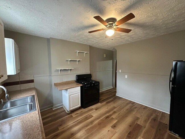 Building Photo - 890 E Livingston Ave