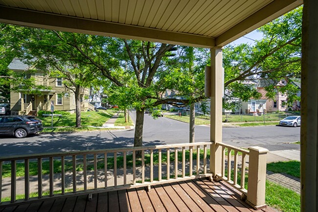 Building Photo - AVAILABLE 6/1/25 - Two Story House With Ha...