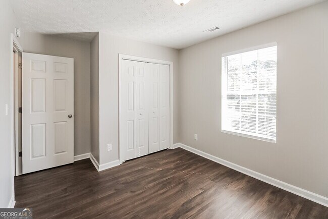 Building Photo - 9366 Thomas Rd