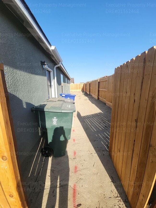 Building Photo - Newly constructed 4 bedroom/ 3 bathroom co...