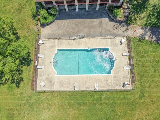 Building Photo - Discover the most affordable home in Belle Forest, located in Nashville's highly coveted 37221 zi...