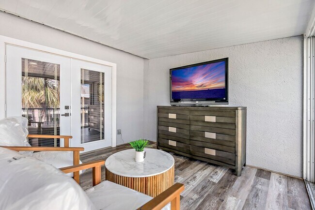 Building Photo - Impeccably Furnished Annual Rental Townhom...