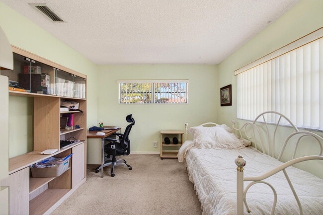 Building Photo - 10244 Dovewood Ln