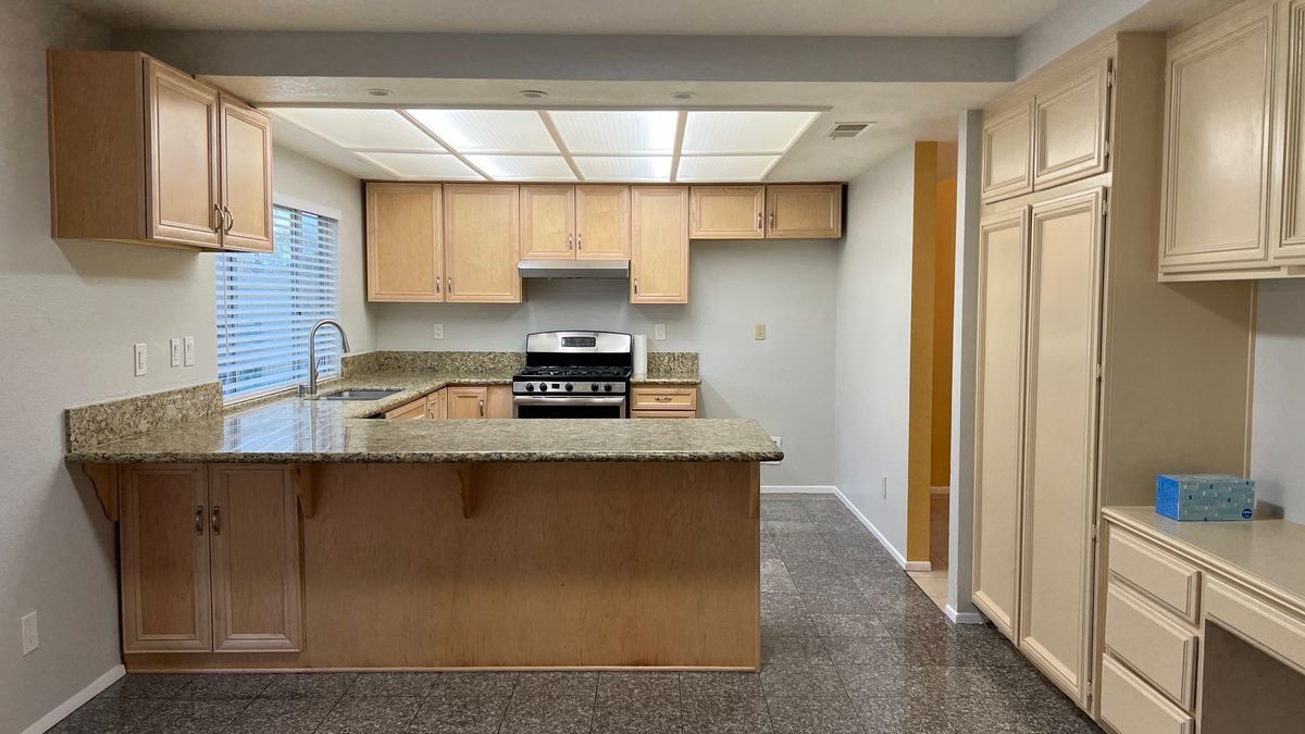 Building Photo - 8558 Sandhill Dr