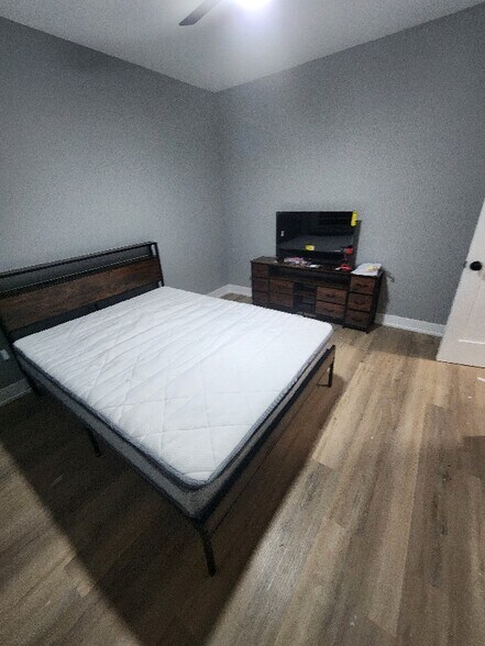 Building Photo - 3420 W Dickens Ave