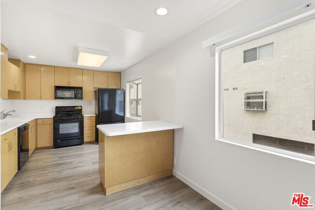 Building Photo - 9351 Via Crema