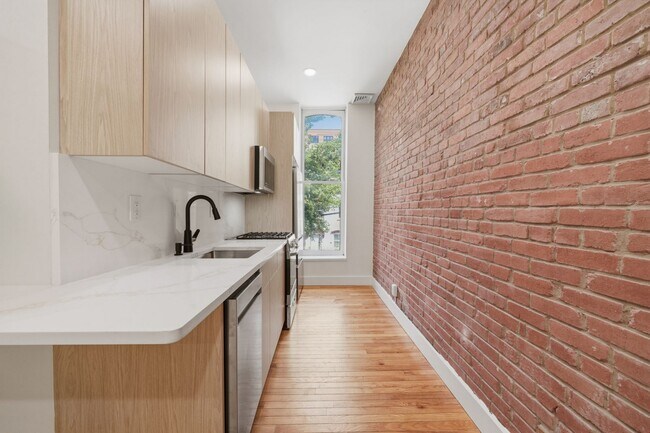 Building Photo - 213 York St