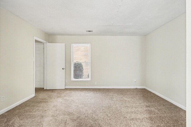 Building Photo - 3 Bedroom 2 Bathroom House