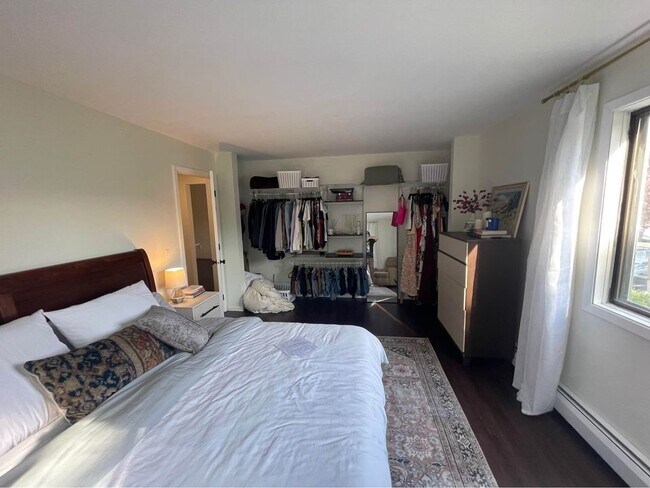 Building Photo - 1304 W Medicine Lake Dr