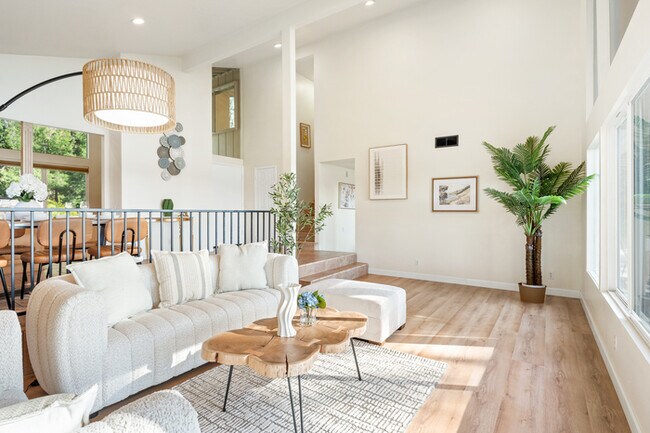 Building Photo - 10961 Limetree Dr