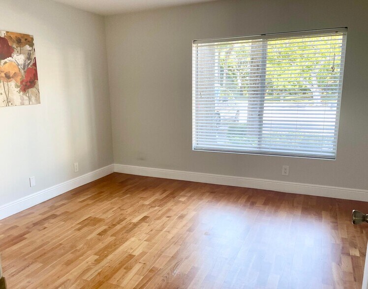 Building Photo - 815 W Boynton Beach Blvd